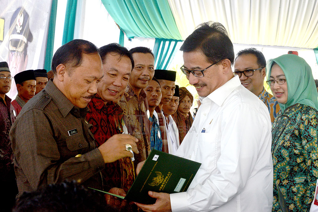 Menteri Agraria Serahkan Belasan Ribu Sertifikat Tanah Gratis