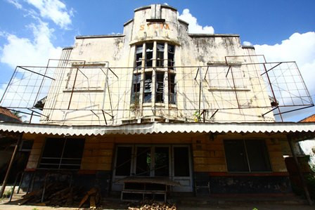 Ruwetnya Membangun Bioskop  