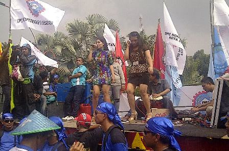 Unjuk Rasa Buruh Berganti Orkes Dangdutan