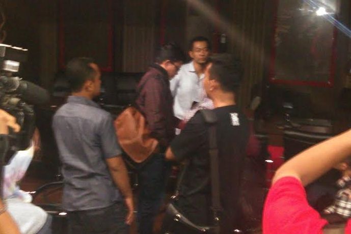 Pengacara Bambang Widjojanto sekaligus sahabat Novel Baswedan, Usman Hamid tidak diperbolehkan masuk Bareskrim--MTVN/Deny Irwanto