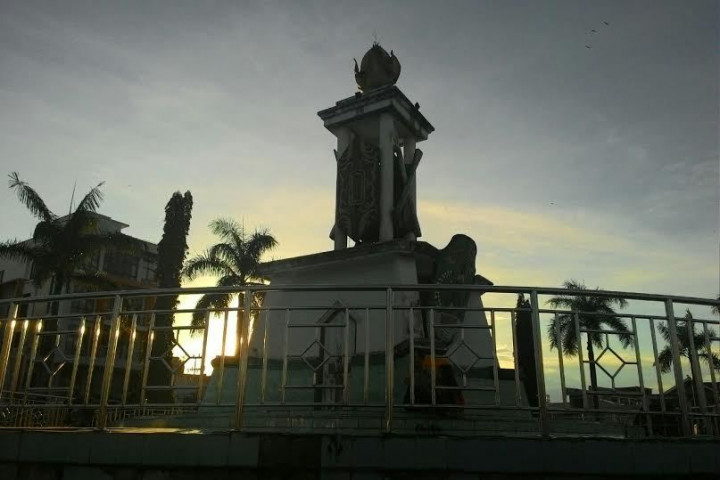 Senja di Alun-Alun Kabupaten Berjuluk <i>Penekindidebaya</i> 