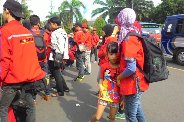 Hari Buruh, Sejumlah Anak Kecil Masih Dilibatkan Dalam Kegiatan Unjuk Rasa