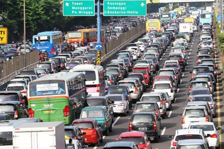 Waduh! Bus Buruh Kecelakaan di Tol Dalam Kota