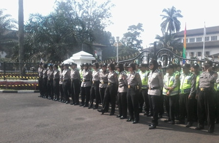 Polisi Berjilbab Jadi 'Tameng' Pengamanan Hari Buruh di Gedung Sate