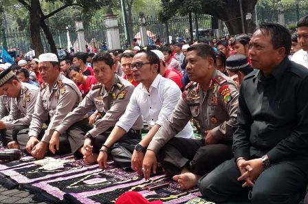 Menteri Hanif Salat Jumat <i>Bareng</i> Buruh di Monas