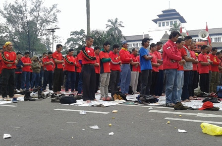 Peringati <i>May Day</i>, Buruh Jumatan di Halaman Gedung Sate