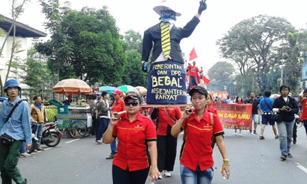 Buruh Bawa Boneka 'Berpistol' ke Gedung Sate