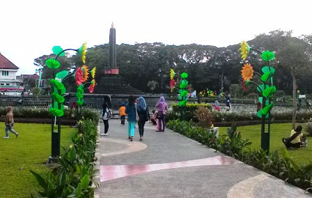 Tak Peduli Ada Demo, Banyak Keluarga Berlibur di Taman Tugu Malang