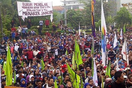 Gema Selawat Dikumandangkan Ribuan Buruh di Jatim