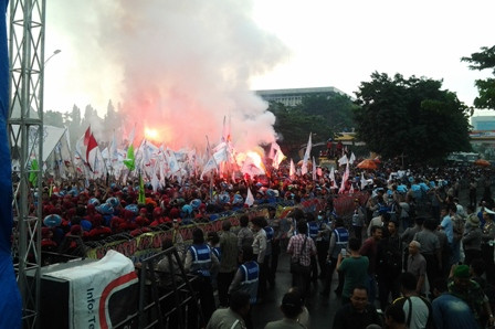 <i>May Day</i>, Gubernur dan Ribuan Buruh Jatim Pesta Kembang Api dan Tumpeng