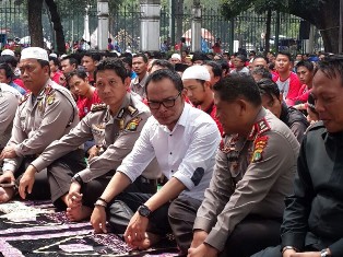 Menaker, Kapolri dan Kapolda Salat Jumat Bareng Buruh 