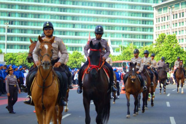 Polisi Berkuda Kawal Aksi Buruh di HI