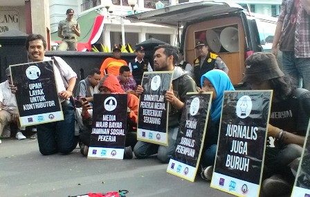 <i>May Day</i>, Jurnalis di Malang Kumpulkan Kartu Pers