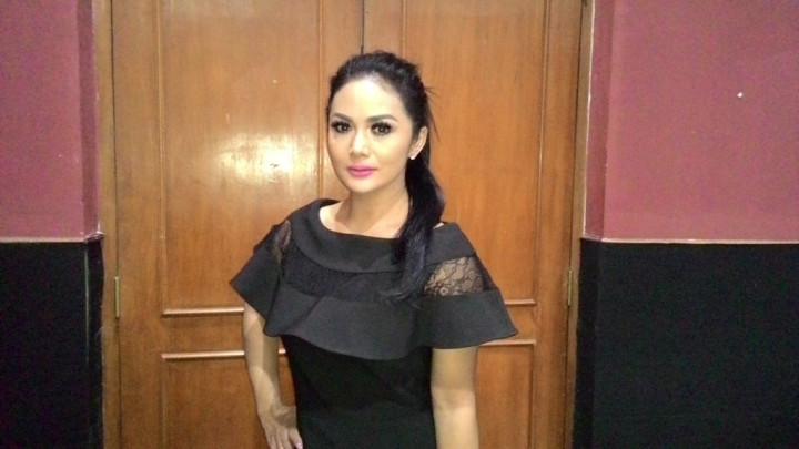 Krisdayanti Nyinden di Konser Traya