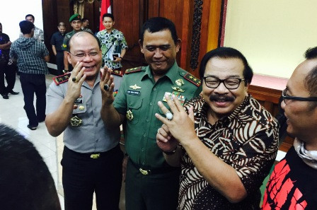 Pakde Karwo, Kapolda Jatim dan Pangdam Brawijaya Dapat Kado Akik dari Buruh