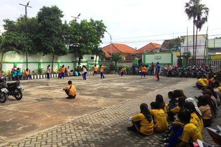 Sekolah di Mojokerto Ini Peringati Hardiknas dengan Lomba Gobak Sodor