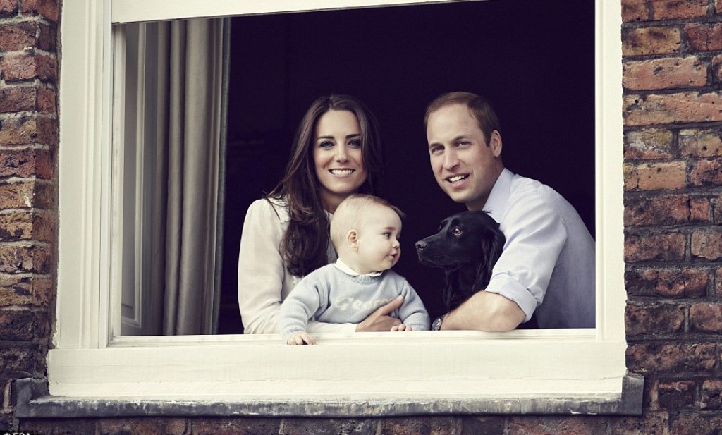 Pangeran William dan Kate Middleton serta bayi laki-lakinya (Foto: EPA)