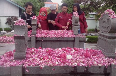 Hardiknas, Mahasiswa Yogyakarta Nyekar ke Makam Ki Hajar Dewantara