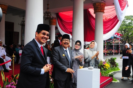 Hardiknas, Pakde Karwo Luncurkan Buku Sekolah Elektronik Pertama di Indonesia