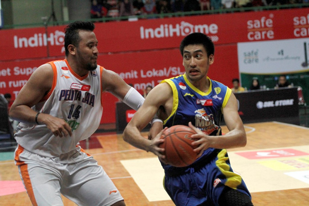 Pebasket Satria Muda, Sitepu Christian (kanan) saat melawan Pelita Jaya (Foto:  ANTARA FOTO/Regina Safri)