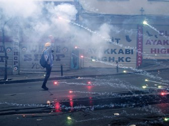 Bubarkan Buruh, Polisi Tembakkan Gas Air Mata