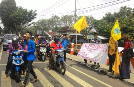 Sambut Hardiknas, Mahasiswa Bagi-Bagi Selebaran di Mojokerto
