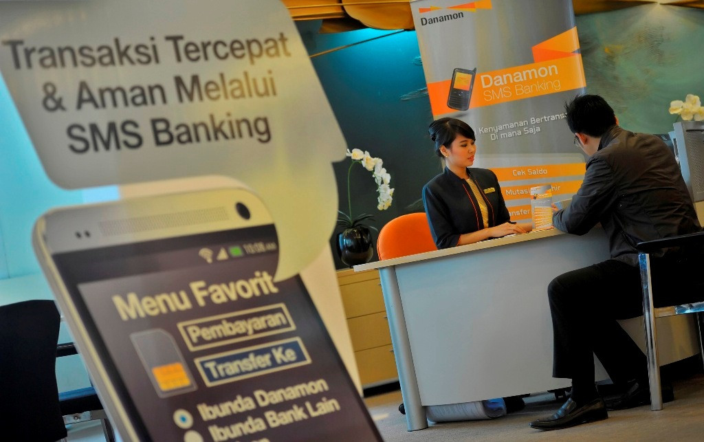 Karyawan di Bank Danamon (Foto: Antara/Yudhi)