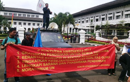 Guru Honorer di Bandung Tuntut Pendidikan Gratis dan Upah Layak