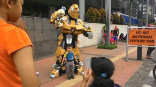 Robot Transformers Mampir ke <i>Car Free Day</i>