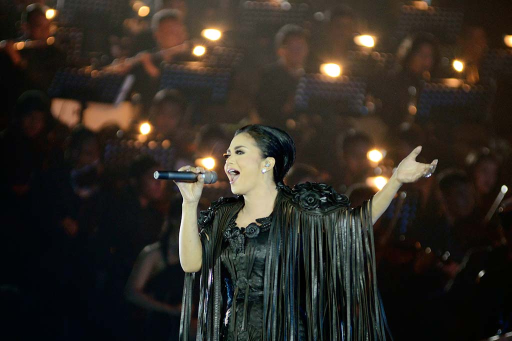 Aksi Panggung Krisdayanti di Konser Traya