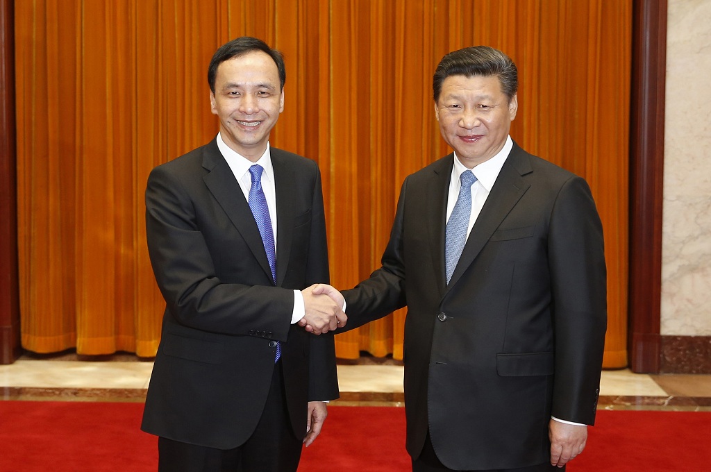 Presiden Tiongkok Xi Jinping (kanan) bersalaman dengan pemimpin partai berkuasa Kuomintang (KMT) di Taiwan, Eric Chu, di Great Hall of the People di Beijing, Tiongkok, Senin (4/5/2015) -- AFP Photo