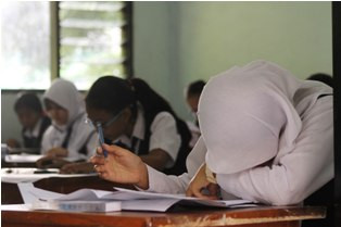 Nenek 73 Tahun Masih Semangat Ikut UN