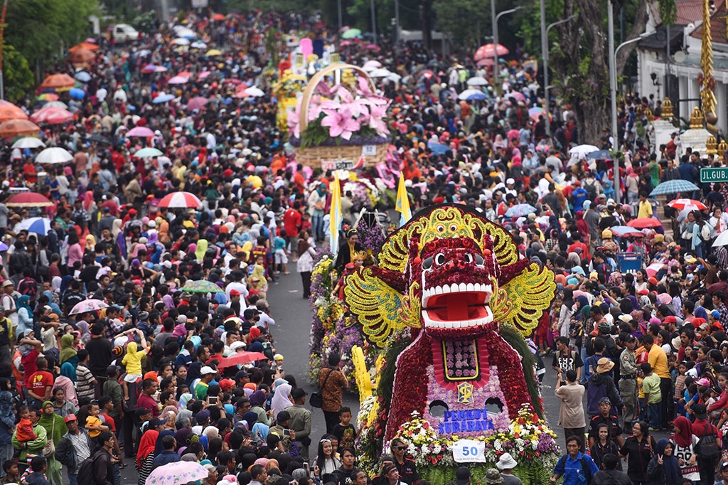 Ribuan Warga Saksikan Parade Budaya dan Bunga Surabaya