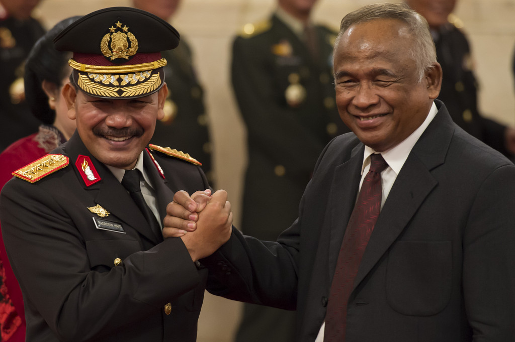 Kapolri Jenderal Badrodin Haiti (kiri) mendapat ucapan selamat dari Plt. Ketua KPK Taufiequrachman Ruki di Istana Negara, Jakarta, Jumat 17 April. Antara Foto/Widodo S. Jusuf