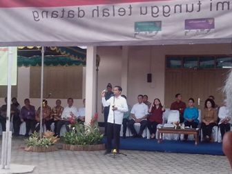 Bagikan KIP, Jokowi Minta Siswa Rajin Belajar