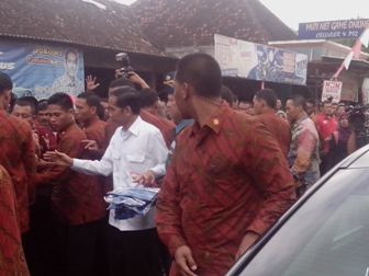 Jokowi Bagikan Buku Tulis dan Kaus <i>Frozen</i> 