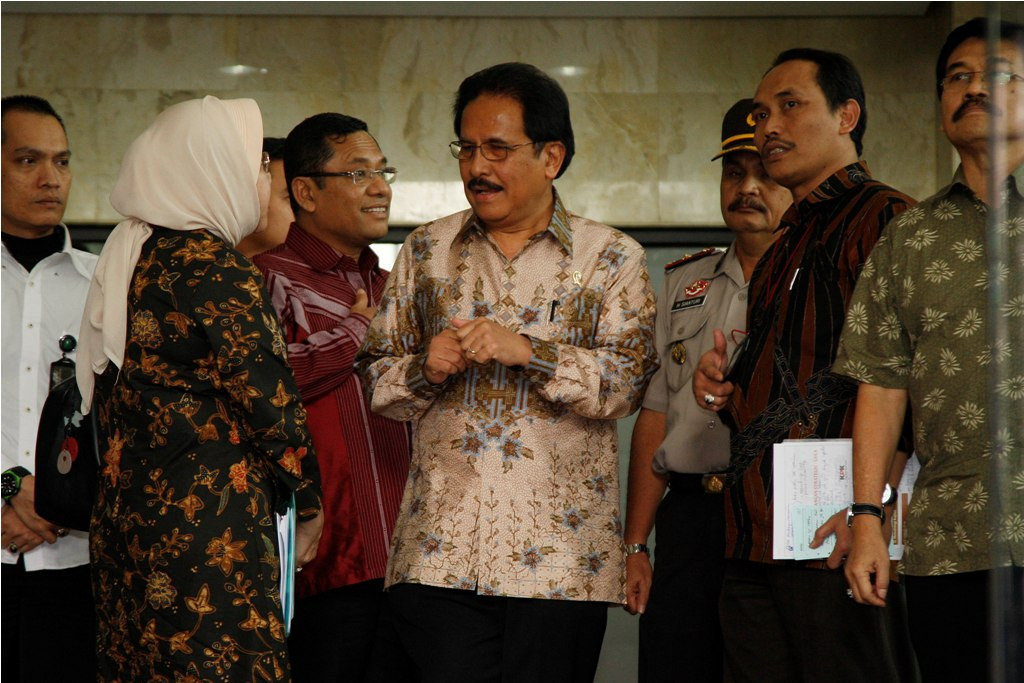 Menteri Perekonomian Sofyan Djalil (tengah) saat menyambangi KPK. (Foto: MI--Rommy Pujianto)