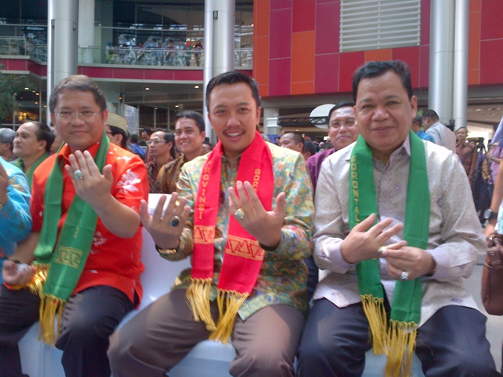 Menpora Imam Nahrawi saat menunjukkan cincin yang diberikan Gubernur Gorontalo. FOTO: MTVN/Annisa Ayu Artanti