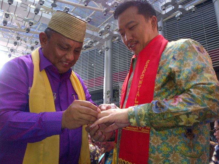 Gubernur Gorontalo Sematkan Batu Akik ke Menteri Kabinet Kerja