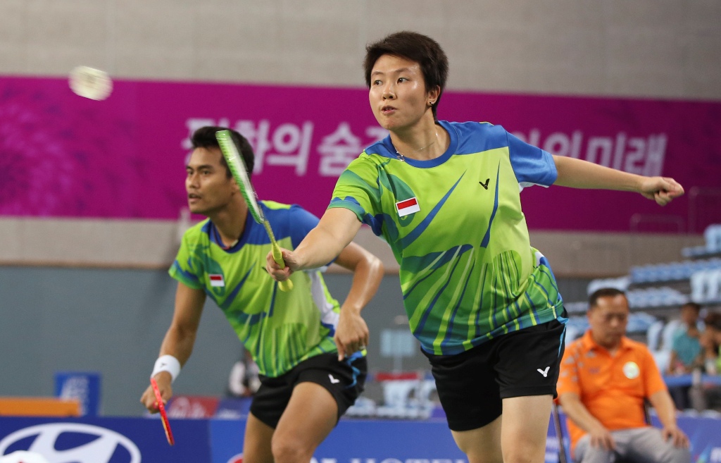 Liliyana Natsir (depan) (AP/Eugene Hoshiko )