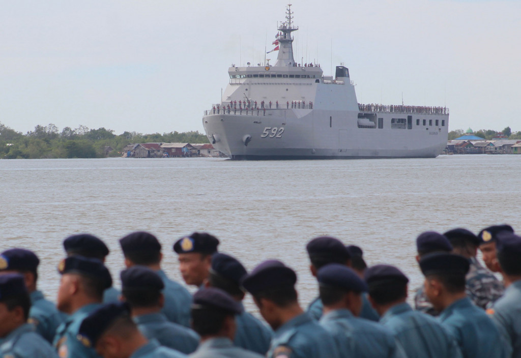 Anggota TNI AL menyambut KRI Banjarmasin-592 di Dermaga Pelabuhan Belawan Medan, Senin 4 Mei 2015. Antara Foto/Septianda