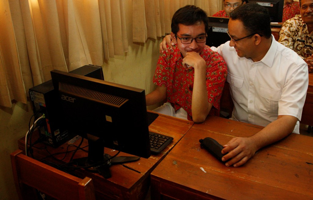 Menteri Pendidikan dan Kebudayaan (Mendikbud) Anies Baswedan berbincang dengan siswa ketika mengecek kesiapan sekolah dalam pelaksanaan ujicoba Ujian Nasional (UN) berbasis komputer di SMAN 1 Depok, Jawa Barat, Kamis (2/4). Foto MI/Rommy Pujianto