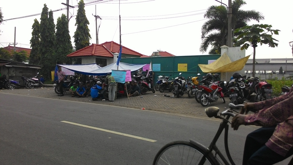 Foto: Ratusan buruh PT SPA mogok kerja/MTVN_Nurul Hidayat