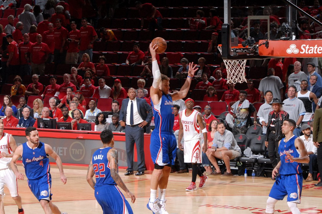 Blake Griffin (tengah) jadi bintang kemenangan Clippers (Foto: NBAE / GETTY IMAGES / AFP/ BILL BAPTIST)
