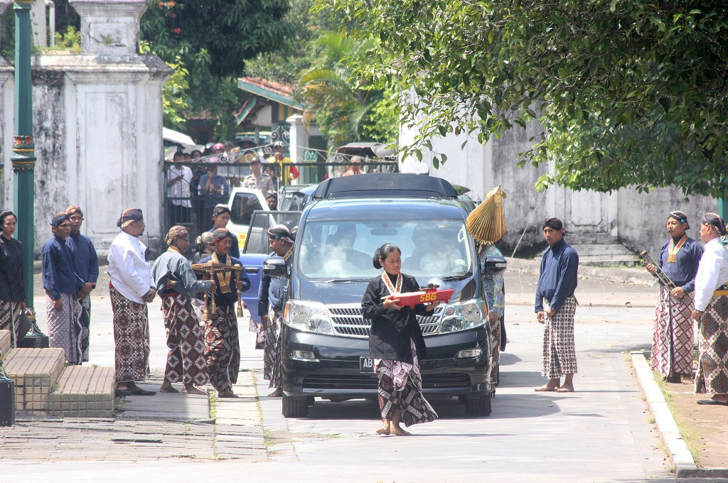 Rombongan Abdi Dalem keluar dari Siti Hinggil Keraton Yogyakarta setelah Sri Sultan bacakan Sabdaraja, MI/ Furqon Ulya Himawan