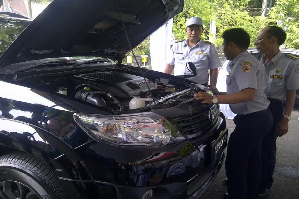 Pemeriksaan mobil dinas milik Pemkab Mojokerto, Metrotvnews.com/Nurul Hidayat