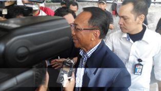 Penuhi Panggilan KPK, Jero Wacik <i>Pede</i> Tak Ditahan