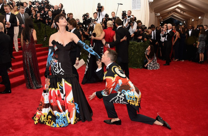 Katy Perry Tampil dengan Gaun Terburuk di Met Gala 2015