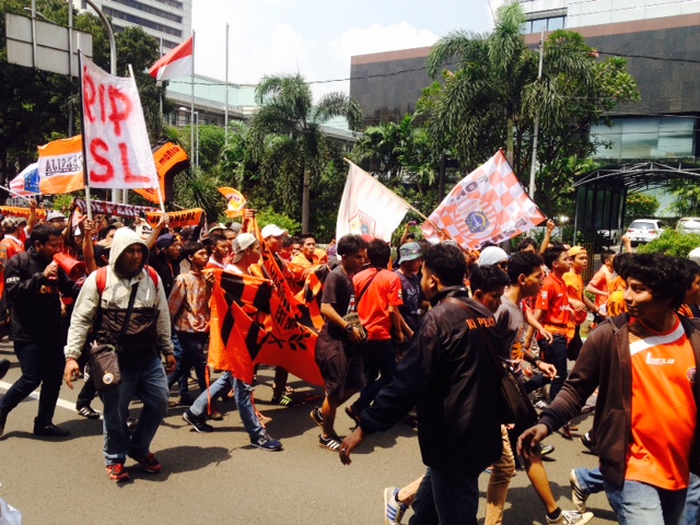Sampah Demo The Jakmania, Pemulung: Lumayan Botolnya Banyak!