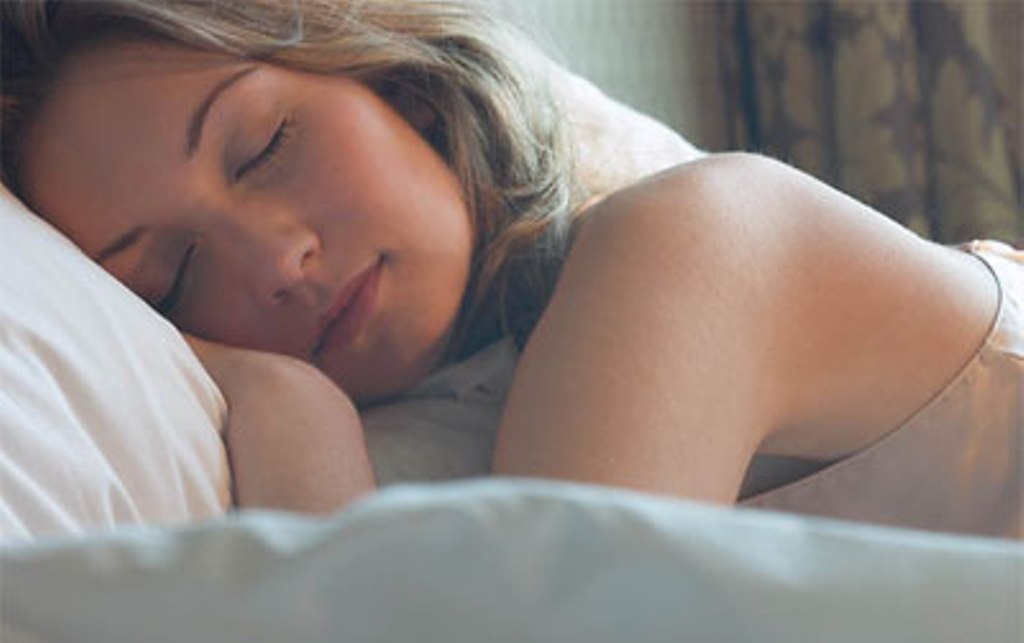 Tidur tanpa riasan untuk kecantikan. (Foto:thenutritionpost.com)